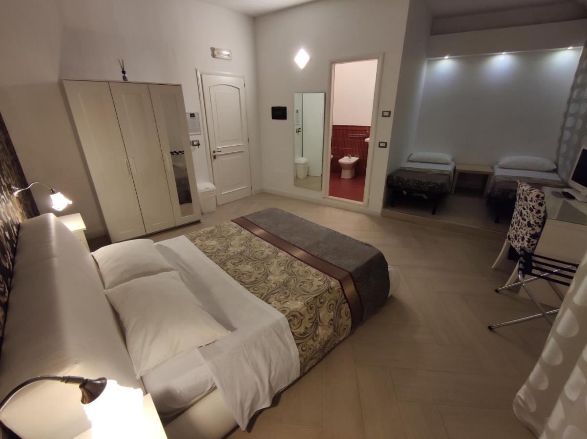 Guest house Sami Rooms: Theater District Retreat Near Ortigia