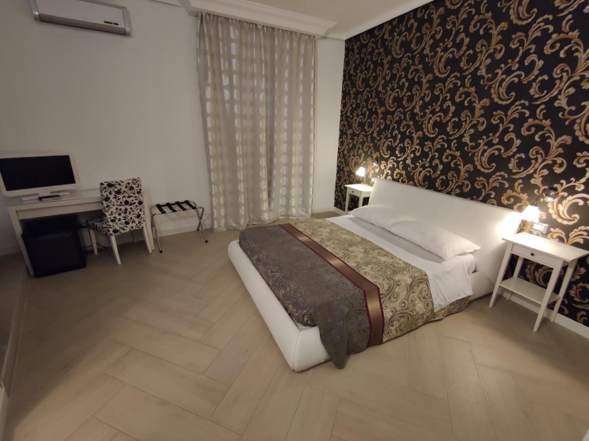 Guest house Sami Rooms: Theater District Retreat Near Ortigia *