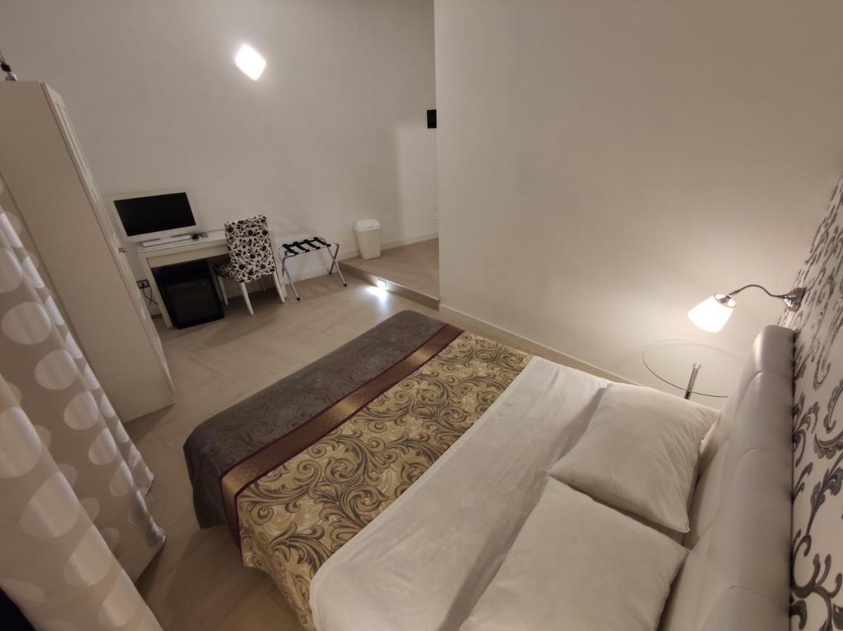 Sami Rooms: Theater District Retreat Near Ortigia *